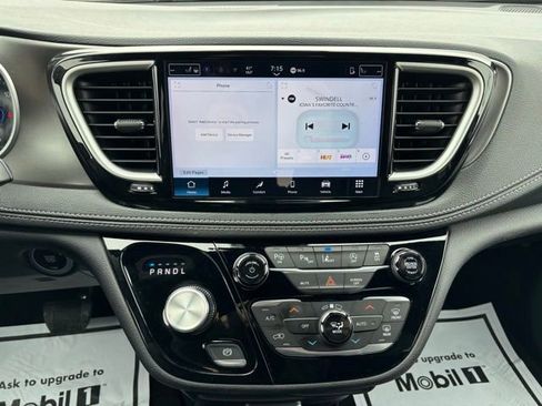Used 2025 Chrysler Pacifica Select image 13