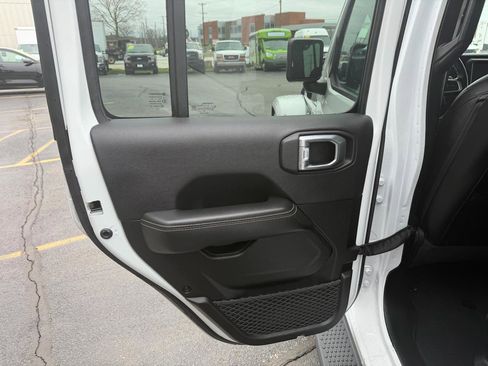 Used 2022 Jeep Wrangler Unlimited Sahara w/ Cold Weather Group image 14