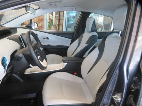 Used 2018 Toyota Prius Prime Premium FWD image 15