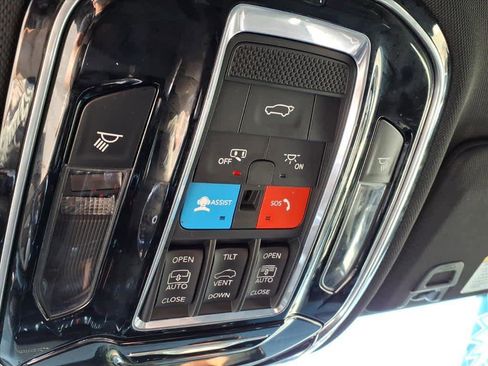 Used 2022 Jeep Grand Cherokee Overland w/ Luxury Tech Group IV AWD/4WD image 21