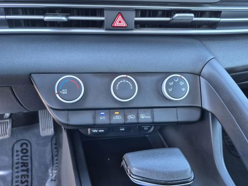 Certified 2021 Hyundai Elantra SE FWD image 23
