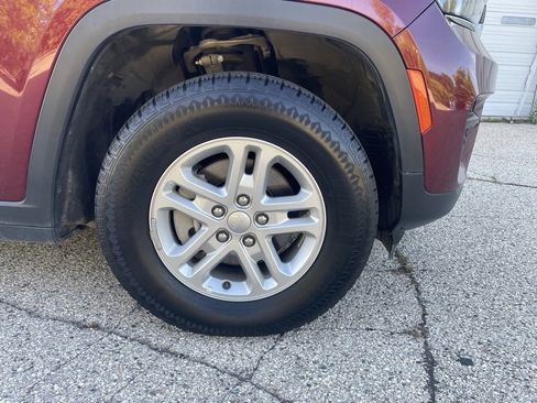 Used 2023 Jeep Grand Cherokee Laredo image 33