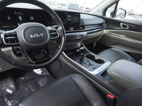 Used 2025 Kia Carnival image 25