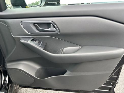 Used 2025 Nissan Rogue S image 34