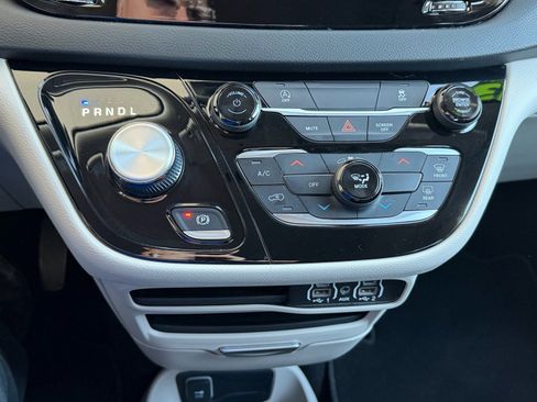 Used 2023 Chrysler Voyager LX image 11