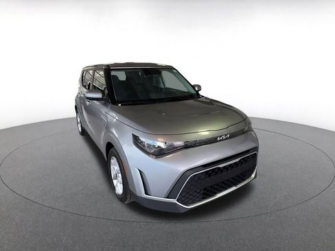 Used 2025 Kia Soul LX w/ LX Technology Package image 3
