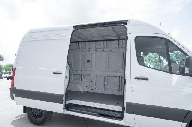 Used 2025 Mercedes-Benz Sprinter 2500 image 4