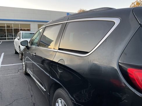 Used 2017 Chrysler Pacifica Touring-L image 9