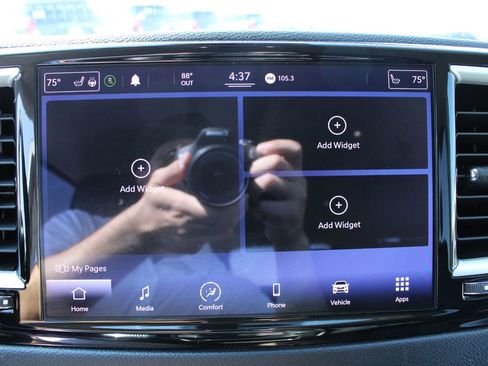 Used 2021 Chrysler Pacifica Touring-L FWD image 38