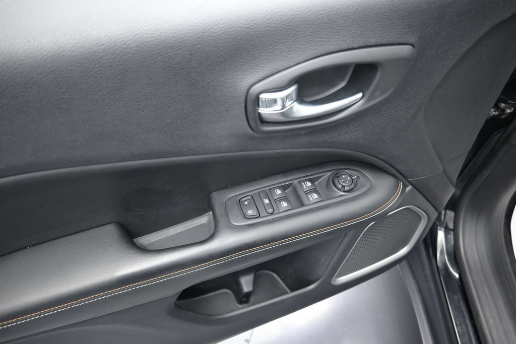 Used 2019 Jeep Compass Latitude FWD image 10