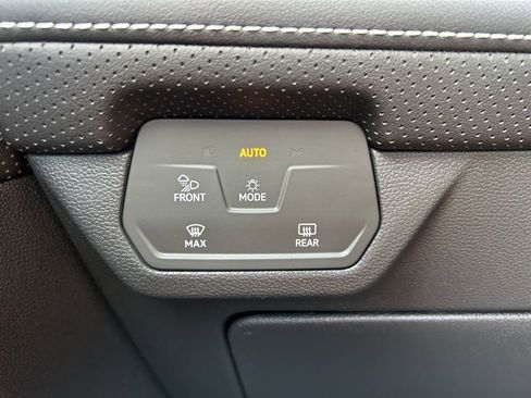 Used 2025 Volkswagen Atlas Cross Sport SEL image 25