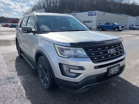 Used 2017 Ford Explorer XLT w/ Equipment Group 202A image 3