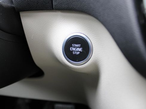 Used 2023 Volvo XC40 B5 Plus image 15