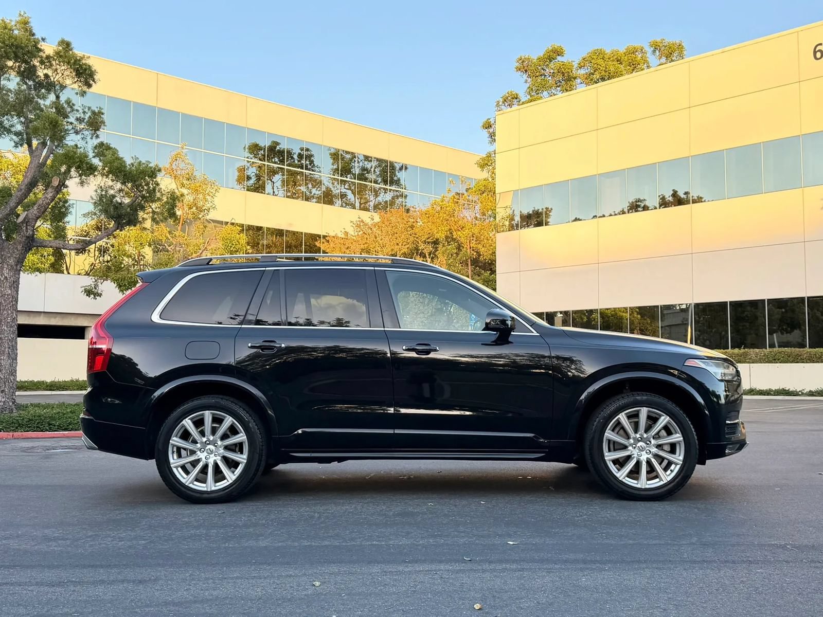 Used 2016 Volvo XC90 T6 Momentum AWD/4WD image 2