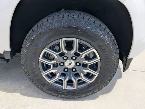 Used 2026 Chevrolet Colorado Z71 w/ Technology Package AWD/4WD image 9