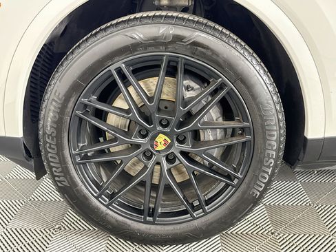 Used 2024 Porsche Cayenne w/ Premium Package AWD/4WD image 36