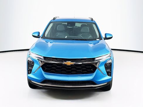 Used 2025 Chevrolet Trax LT w/ Driver Confidence Package image 2