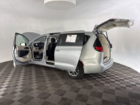 Used 2023 Chrysler Pacifica Touring-L image 18