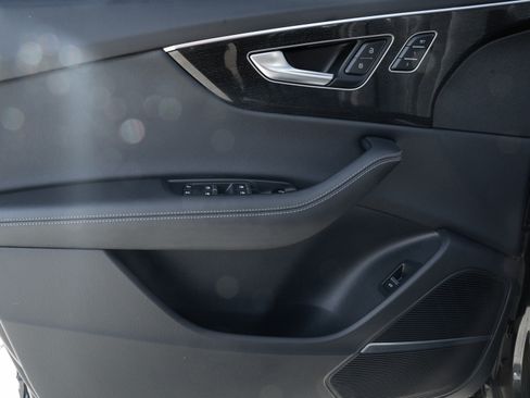 Certified 2025 Audi Q8 Prestige image 18