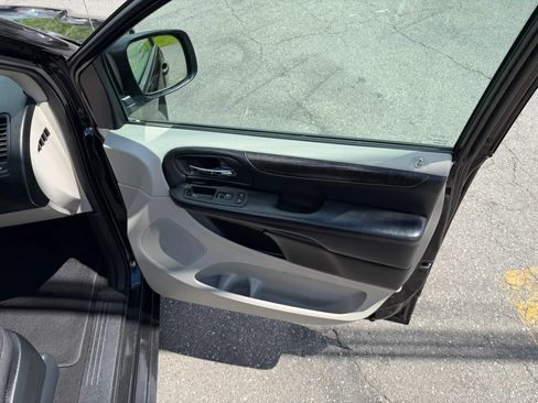 Used 2019 Dodge Grand Caravan SE FWD image 37