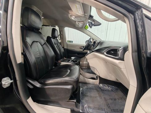 Used 2018 Chrysler Pacifica Touring-L w/ Tire & Wheel Group image 28