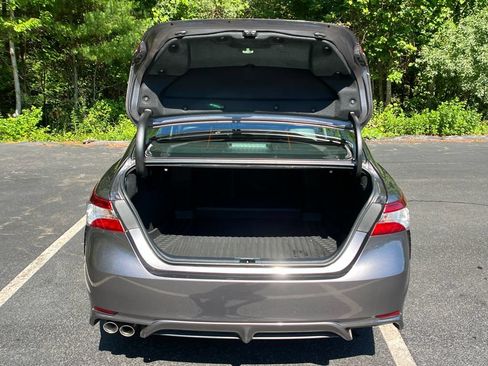 Used 2020 Toyota Camry SE w/ Sunroof Package FWD image 23