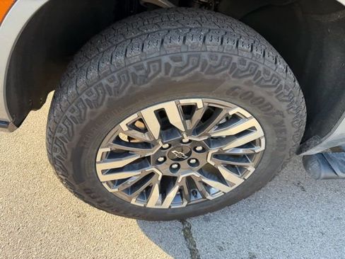 Used 2025 Chevrolet Suburban Z71 image 10