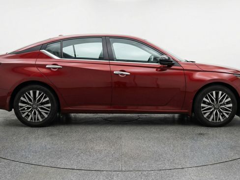 Used 2025 Nissan Altima 2.5 SV image 11