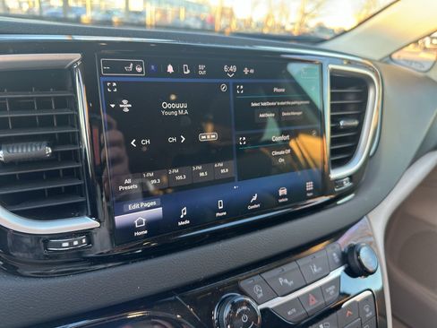 Used 2024 Chrysler Pacifica Touring-L image 19