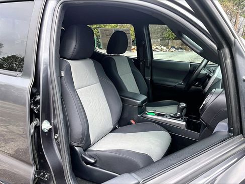 Used 2021 Toyota Tacoma TRD Off-Road w/ Technology Package image 16