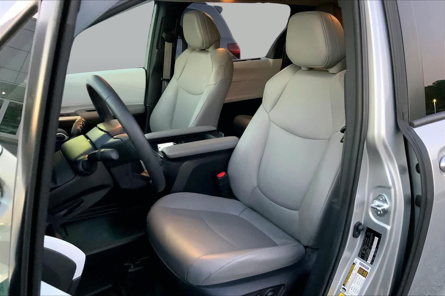 Used 2025 Toyota Sienna XLE FWD image 7