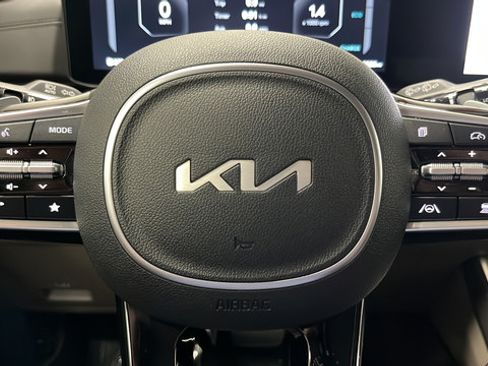 Used 2025 Kia Carnival SX FWD image 16