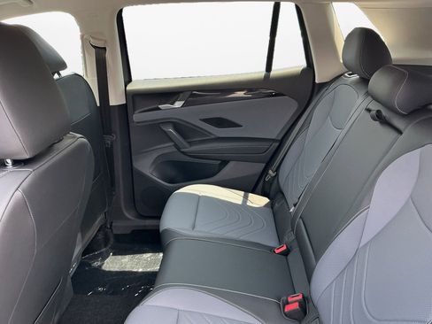 Certified 2025 Volkswagen Tiguan SE image 13