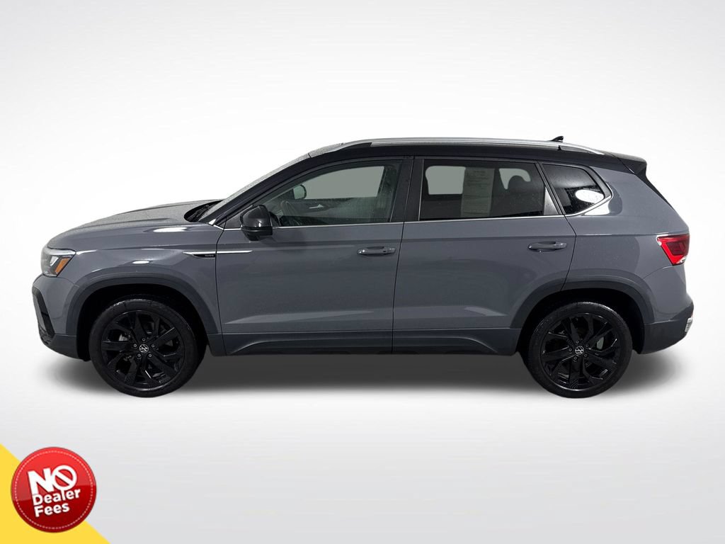 Used 2024 Volkswagen Taos SE w/ Panoramic Sunroof Package FWD image 7