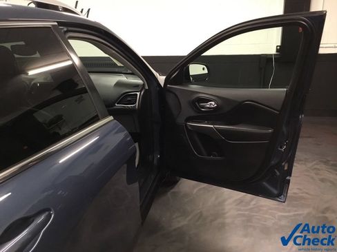 Used 2019 Jeep Cherokee Limited w/ Luxury Group AWD/4WD image 38