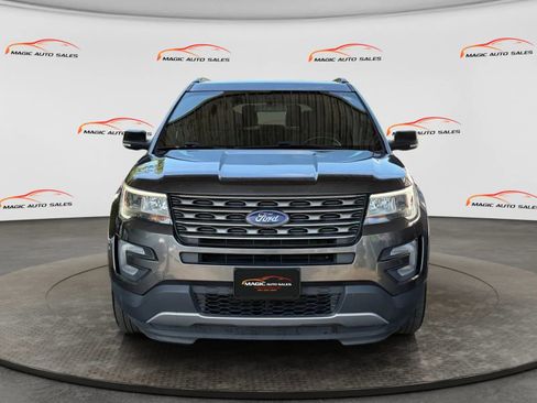 Used 2017 Ford Explorer XLT AWD/4WD image 3