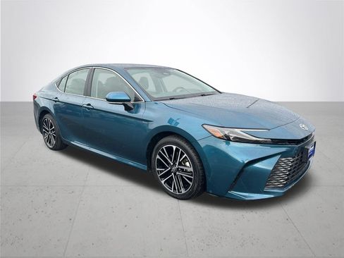 Used 2025 Toyota Camry XLE FWD image 5