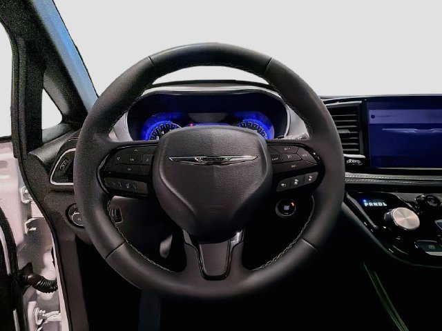 Used 2025 Chrysler Pacifica Limited FWD image 12