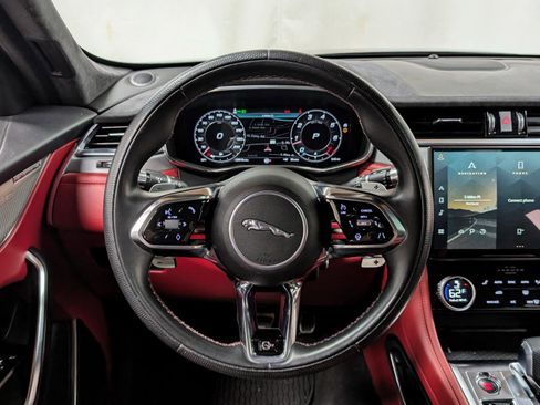 Used 2022 Jaguar F-PACE SVR image 32