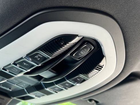 Certified 2023 Porsche Macan AWD/4WD image 33