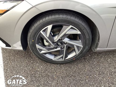 Used 2025 Hyundai Elantra SEL FWD image 27