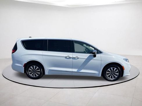 Certified 2023 Chrysler Pacifica Limited FWD image 6