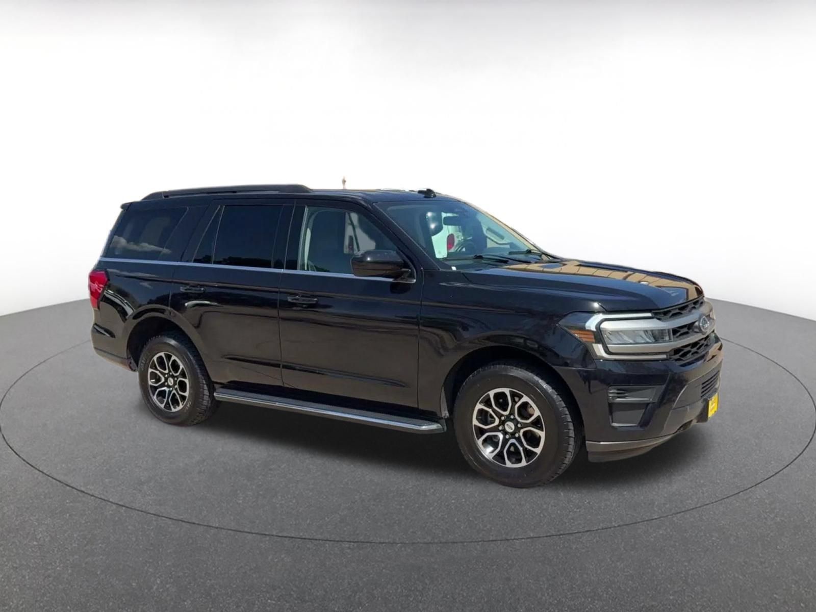 Used 2023 Ford Expedition XLT AWD/4WD image 2