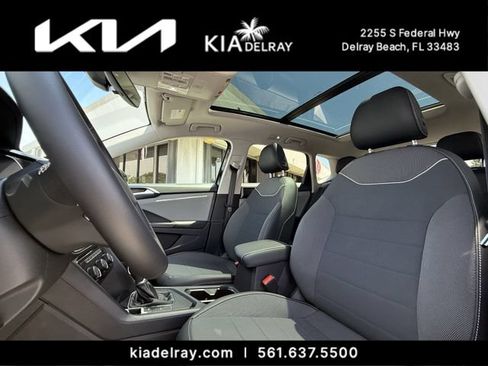 Used 2023 Volkswagen Taos SE w/ Panoramic Sunroof Package FWD image 18