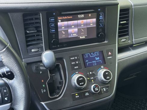Used 2017 Toyota Sienna SE Premium FWD image 38
