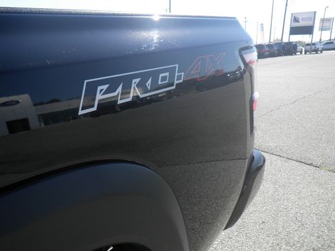 Used 2022 Nissan Frontier PRO-4X image 12