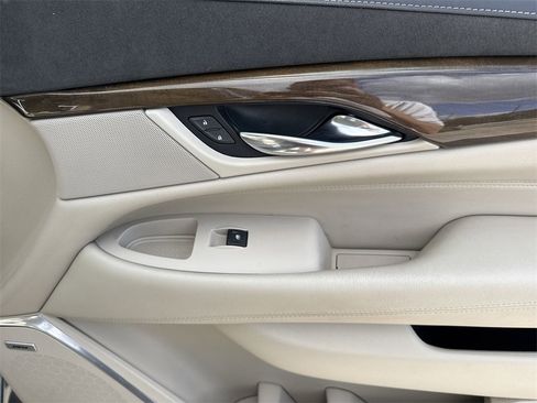 Used 2020 Cadillac Escalade ESV Luxury image 45