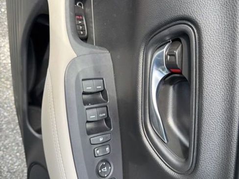 Used 2023 Honda HR-V LX image 9