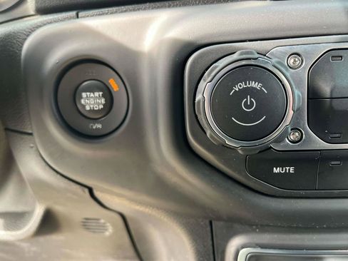 Used 2018 Jeep Wrangler Unlimited Sahara image 30