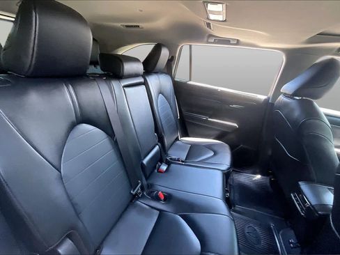 Used 2025 Toyota Highlander XLE FWD image 19
